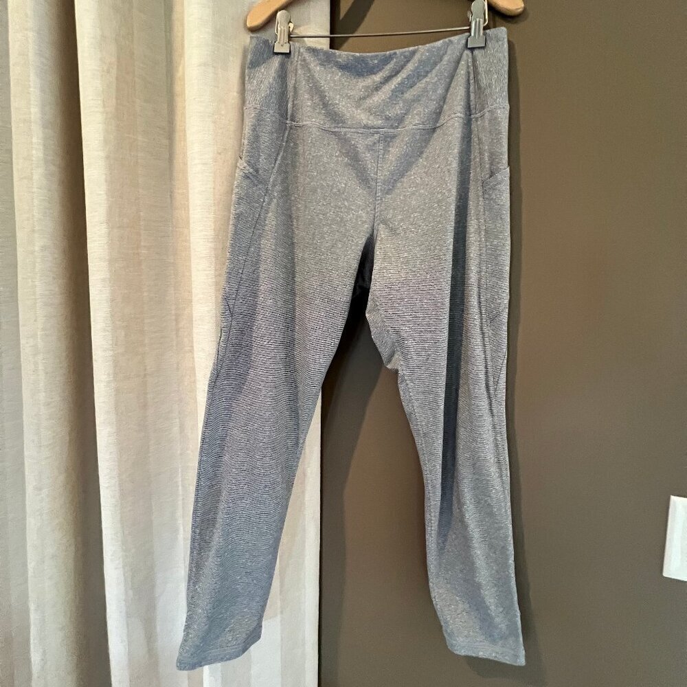 Danskin Athletic Black & White striped leggings, side pockets, Size Large